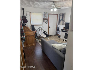 Charming 2-bedroom, 1-bath cottage just a few blocks from - photo 8
