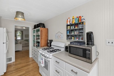 2 bed, 1.5 bath year round cottage on 240 acre, Spring Fed Long - photo 12
