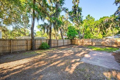 Charming Pigeon Point Cottage! Nestled in one of Beaufort's most - photo 27
