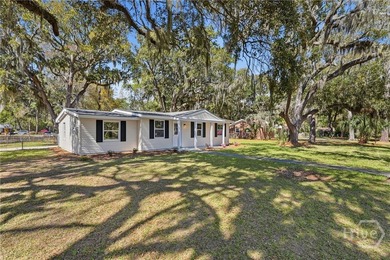 Fully renovated 3-bedroom, 2-bath ranch home on a desirable - photo 3