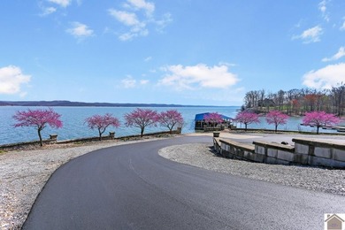 Experience lake living in this beautifully designed 4 bedroom, 3 - photo 31