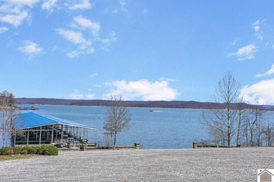 Experience lake living in this beautifully designed 4 bedroom, 3 - photo 32