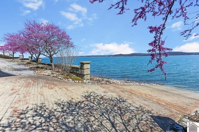 Experience lake living in this beautifully designed 4 bedroom, 3 - photo 33