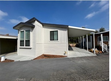 Lovely home is move in ready. This brand-new manufactured home - photo 1