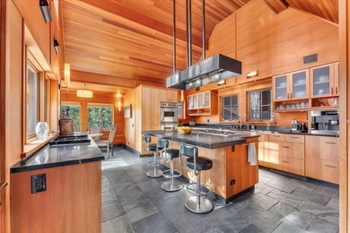 Iconic Mountain Retreat with World-Class Views! Perched on one - photo 7