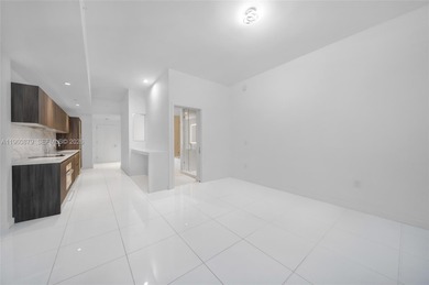 Live in a 5 Stars Building! More than 45 amenities. Beautiful