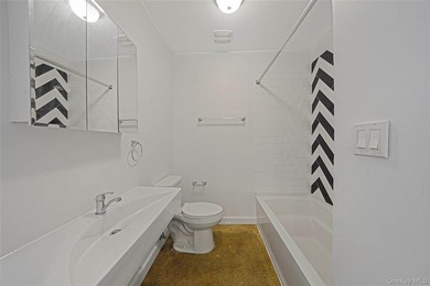 Exceptional opportunity to acquire a comprehensively renovated - photo 34