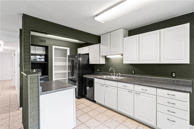 Welcome to this beautifully maintained 2-bedroom, 2-bathroom - photo 6