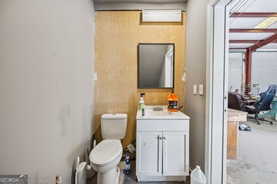A great value in a Live/Work property ideally located in - photo 33