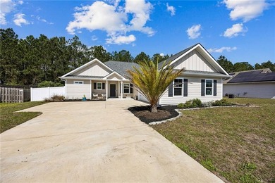 NEARLY NEW 3-BEDROOM HOME IN VICTORIA LANDING! IF YOU'RE LOOKING - photo 1