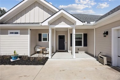 NEARLY NEW 3-BEDROOM HOME IN VICTORIA LANDING! IF YOU'RE LOOKING - photo 7