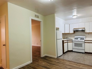 Located in the prime area of Flushing, this spacious and - photo 3