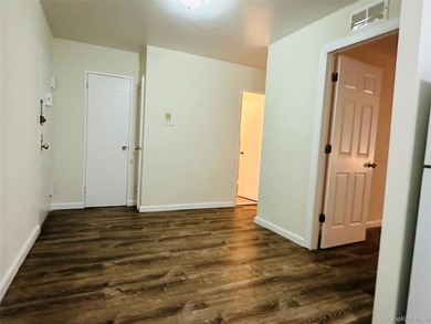 Located in the prime area of Flushing, this spacious and - photo 4