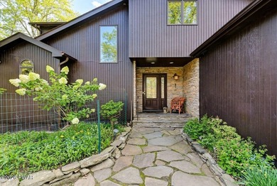 Splendor on the lake! A beautiful manicured, level lot on a - photo 4