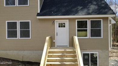 New construction with vaulted ceilings. Great starter or - photo 3