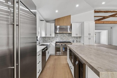 Perfectly positioned a few blocks from the Intracoastal in the - photo 18
