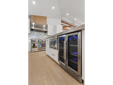 Perfectly positioned a few blocks from the Intracoastal in the - photo 19