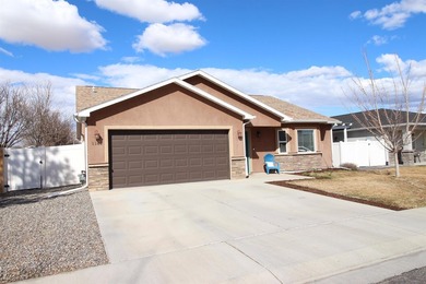 Beautiful newer ranch-style home located in convenient SE Grand - photo 2