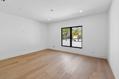 Perfectly positioned a few blocks from the Intracoastal in the - photo 31