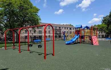 Welcome to Great Neck Terrace! A sprawling tree lined - photo 18