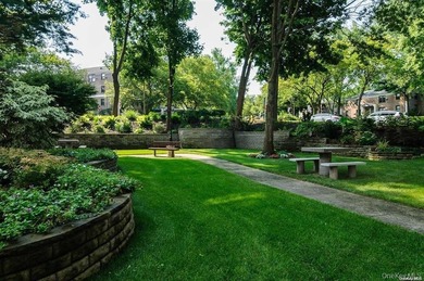 Welcome to Great Neck Terrace! A sprawling tree lined - photo 19