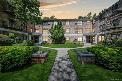 Welcome to Great Neck Terrace! A sprawling tree lined - photo 21