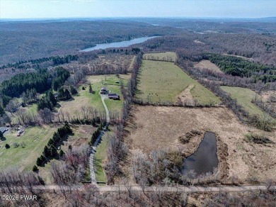 Long Pond Luxury Livin'Minutes from downtown Honesdale PA sits a - photo 2