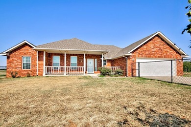 Welcome home to this one-owner, custom-built beauty nestled on 2 - photo 1