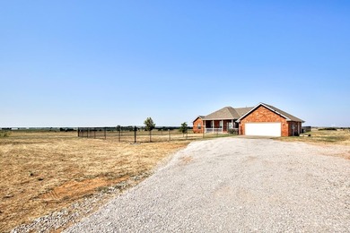 Welcome home to this one-owner, custom-built beauty nestled on 2 - photo 3