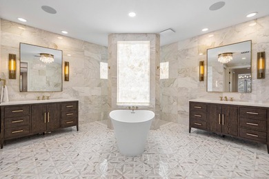 Beyond the gates of a private motor court, this six-bedroom golf - photo 48