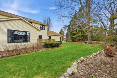This timeless 2 story colonial is the home you have been - photo 4