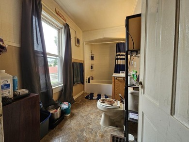 Versatile duplex offering two 1-bedroom units with separate - photo 10