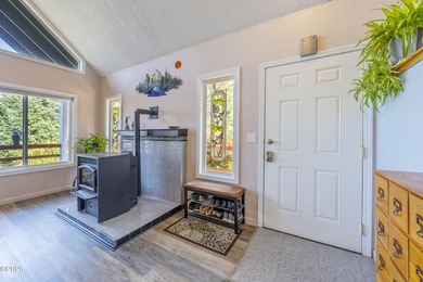 Beautiful 3 bed, 2 bath home with an open floor plan and - photo 9