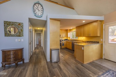 Beautiful 3 bed, 2 bath home with an open floor plan and - photo 10