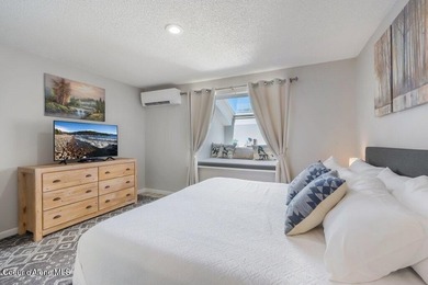 Beautifully updated and fully furnished, large 1 bed, 1 bath - photo 11