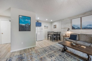 Beautifully updated and fully furnished, large 1 bed, 1 bath - photo 13