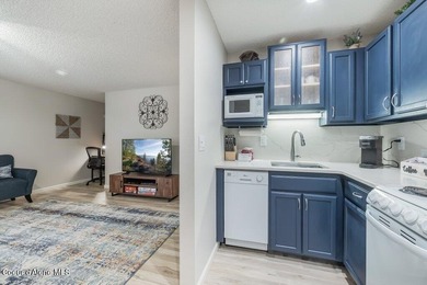 Beautifully updated and fully furnished, large 1 bed, 1 bath - photo 22