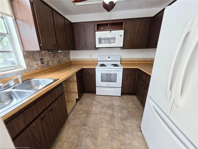 Are you looking for the perfect starter home? Check out this 2/1 - photo 15