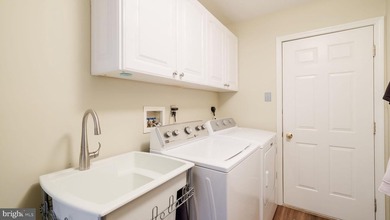 Welcome to this gorgeous Colonial nestled within the prestigious - photo 39