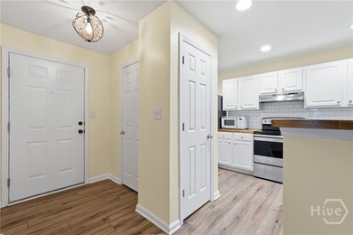 Beautifully renovated 2BR/2BA top-floor condo in the gated - photo 4