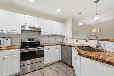 Beautifully renovated 2BR/2BA top-floor condo in the gated - photo 5