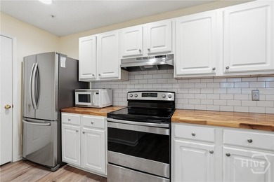 Beautifully renovated 2BR/2BA top-floor condo in the gated - photo 8