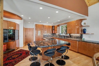 Captivating lake views, thoughtful design, and timeless mountain - photo 9