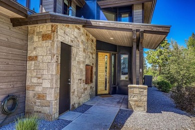 Experience effortless mountain living in this modern mountain - photo 2