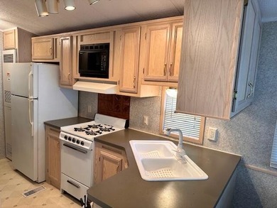 Charming Seasonal Retreat in Meadowledge Resort - Wells, Maine - photo 5