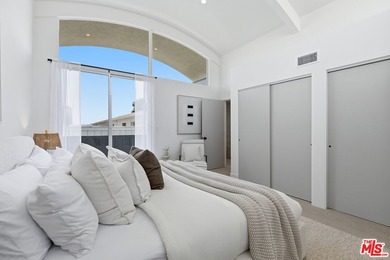 Extensively renovated and just completed 3 bedroom, 2.5 bathroom - photo 26
