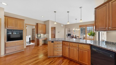 Exceptional 2-story home in desirable Scenic Oaks SW with - photo 18