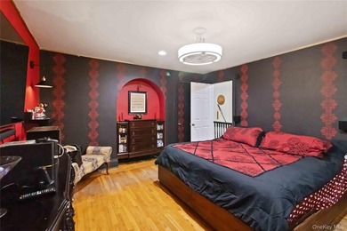 Charming Tudor home filled with character, set on a dead-end - photo 16