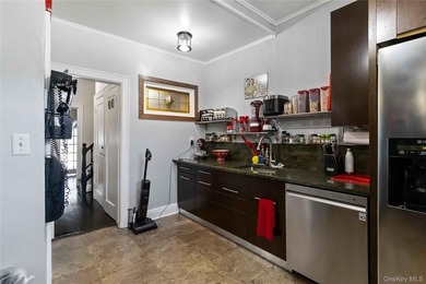 Charming Tudor home filled with character, set on a dead-end - photo 30