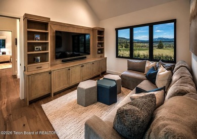 A resort-caliber retreat located on a 3/4 acre golf estate site - photo 9
